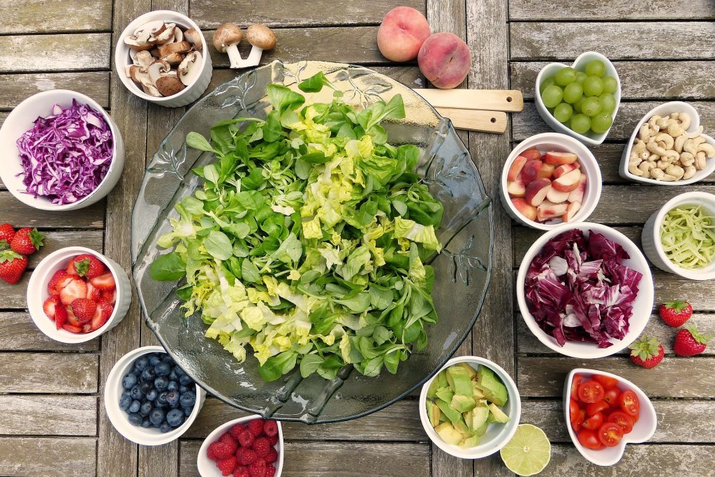 prevenire influenza con cibo, aumentare difese immunitarie, insalata, frutta e frutti rossi di stagione