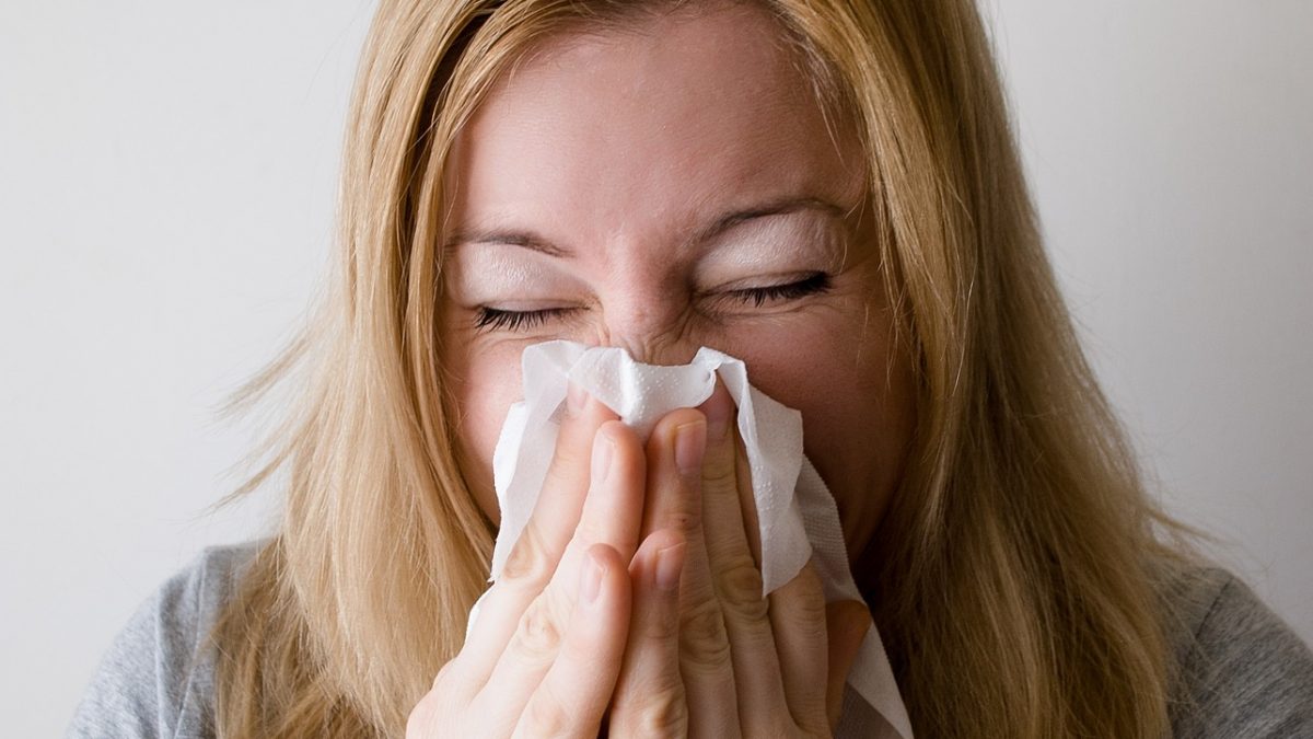 prevenire influenza donna con raffreddore